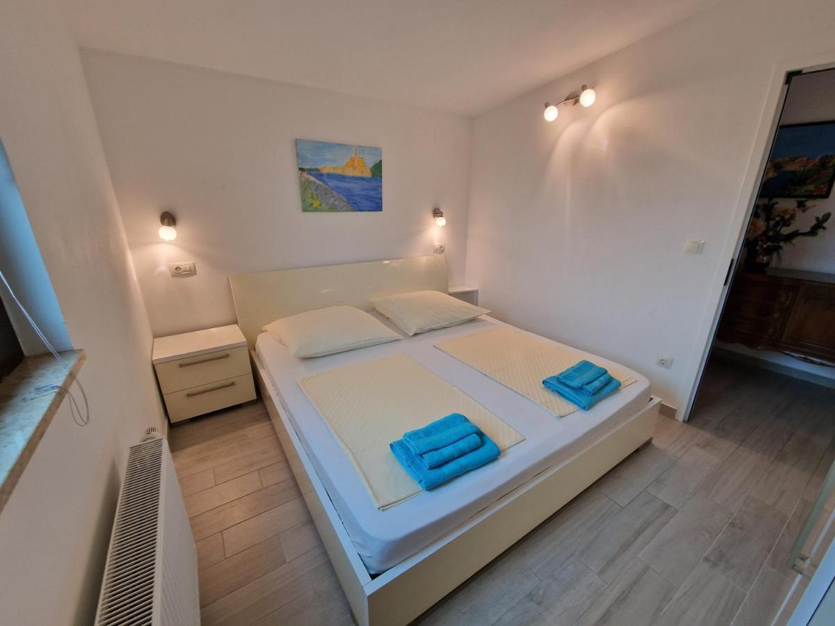 Keser Apartments Rovigno Esterno foto