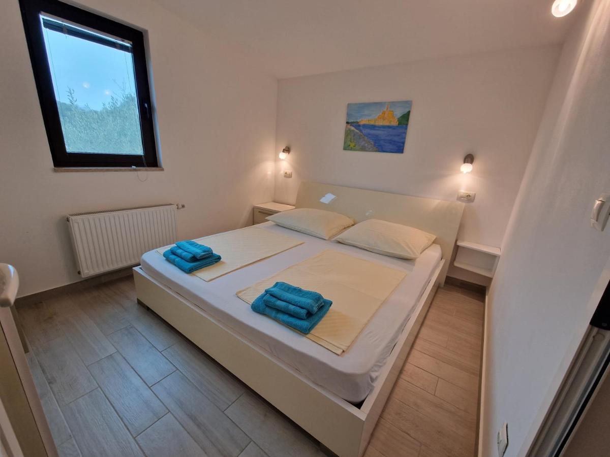 Keser Apartments Rovigno Esterno foto