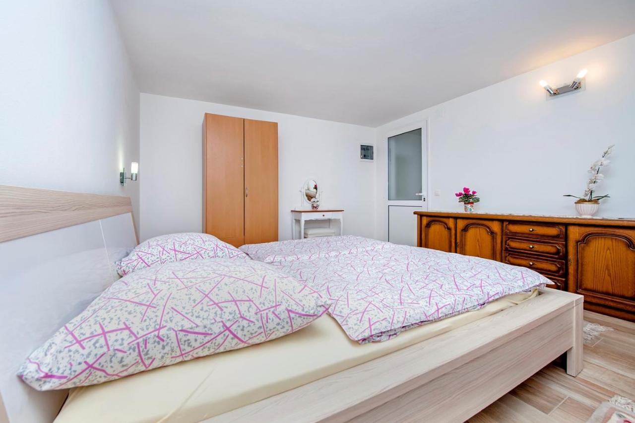 Keser Apartments Rovigno Esterno foto