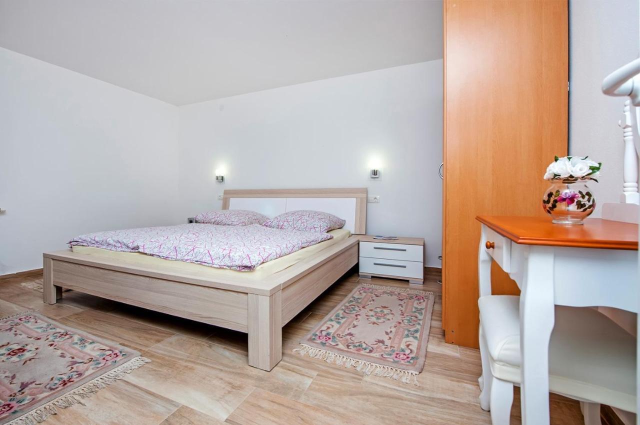 Keser Apartments Rovigno Esterno foto