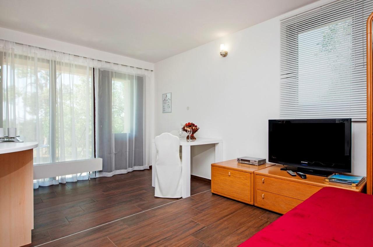 Keser Apartments Rovigno Esterno foto