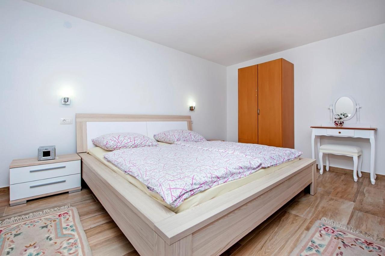 Keser Apartments Rovigno Esterno foto