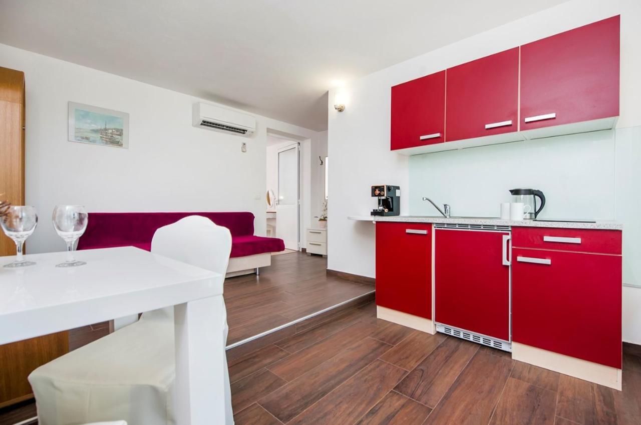 Keser Apartments Rovigno Esterno foto