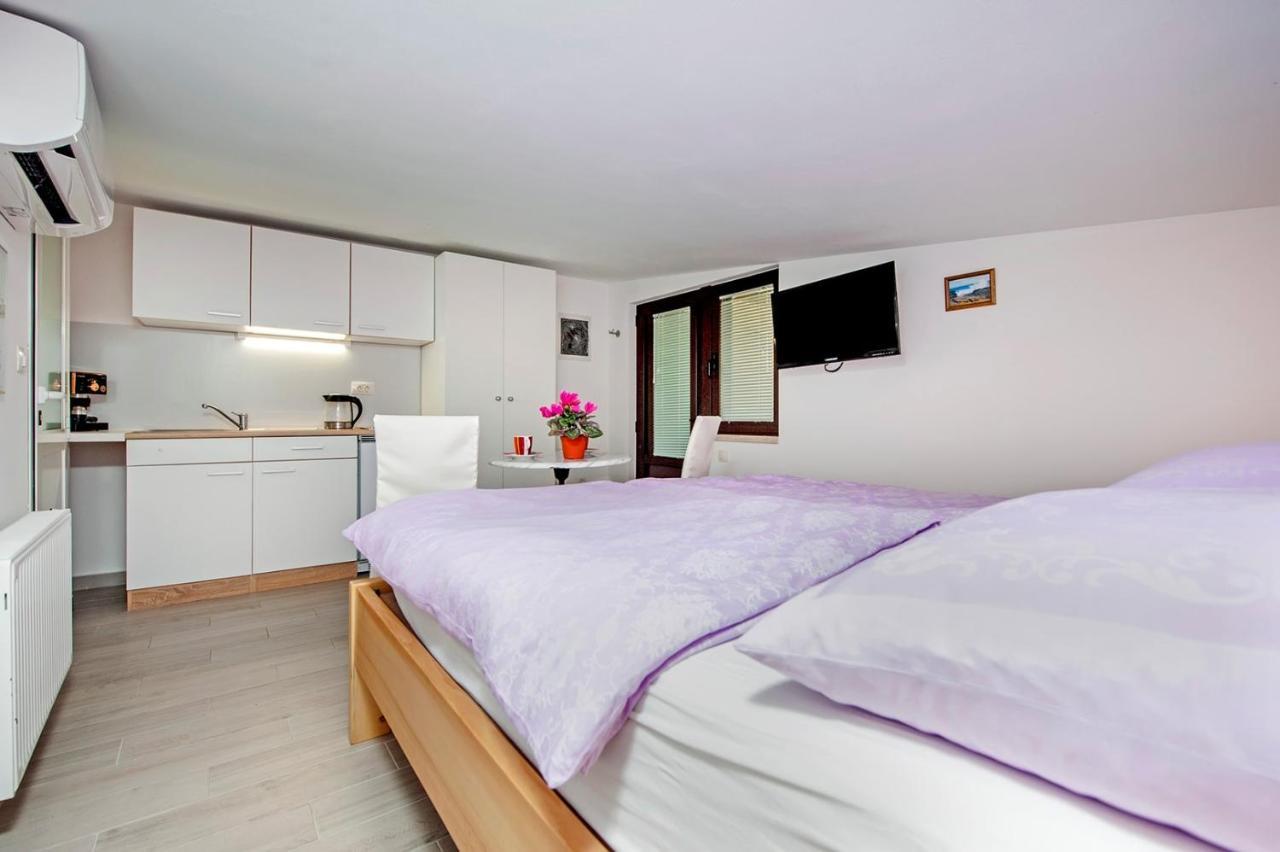 Keser Apartments Rovigno Esterno foto