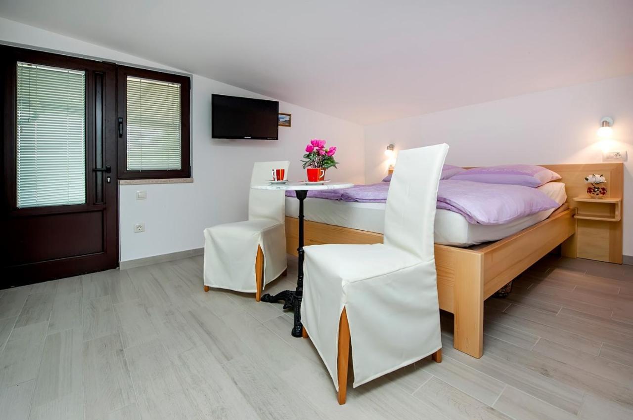 Keser Apartments Rovigno Esterno foto