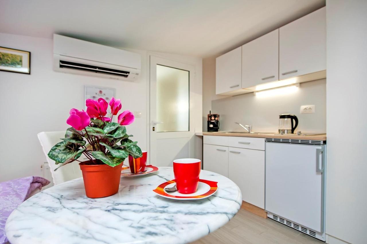 Keser Apartments Rovigno Esterno foto