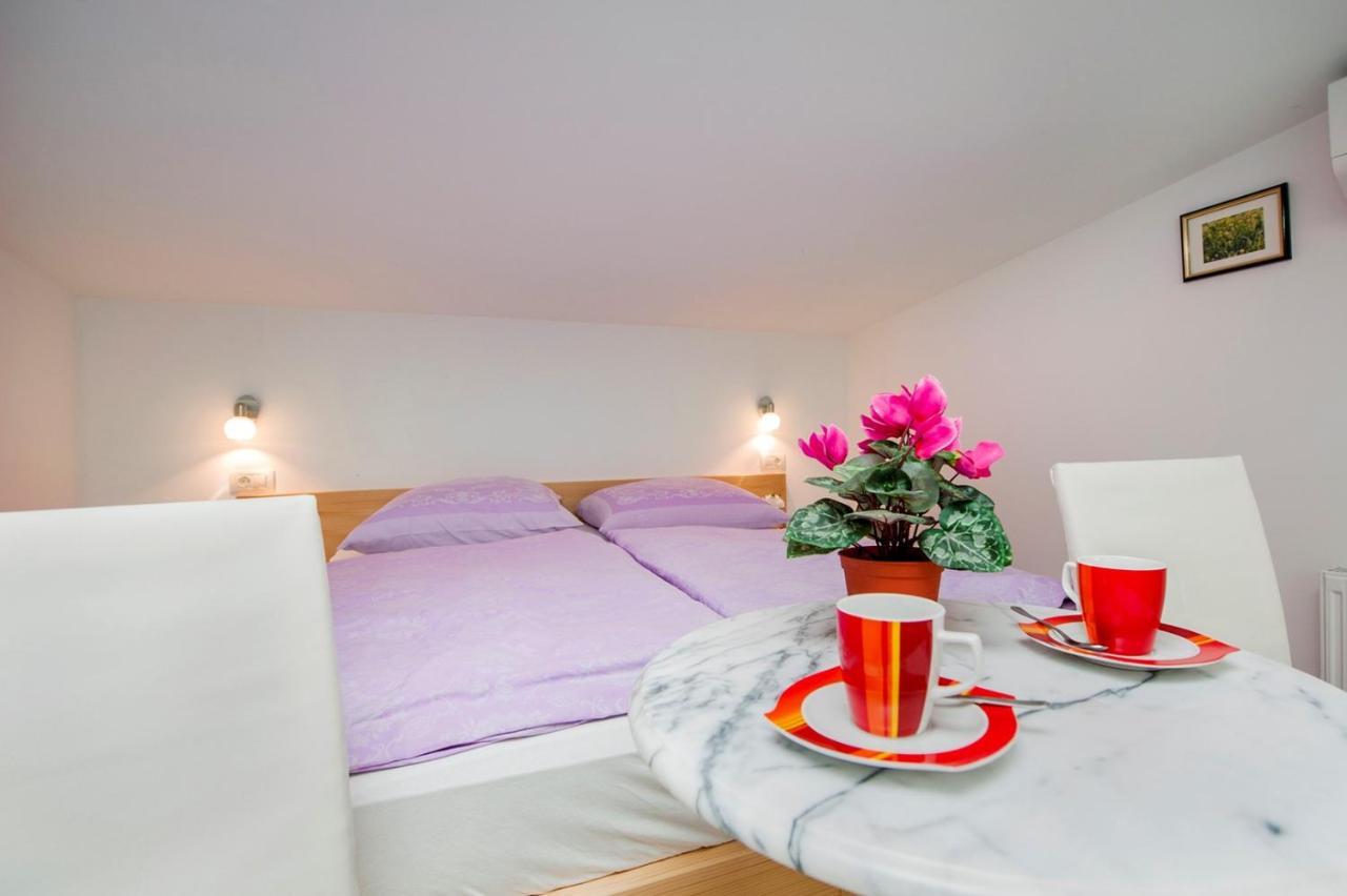 Keser Apartments Rovigno Esterno foto