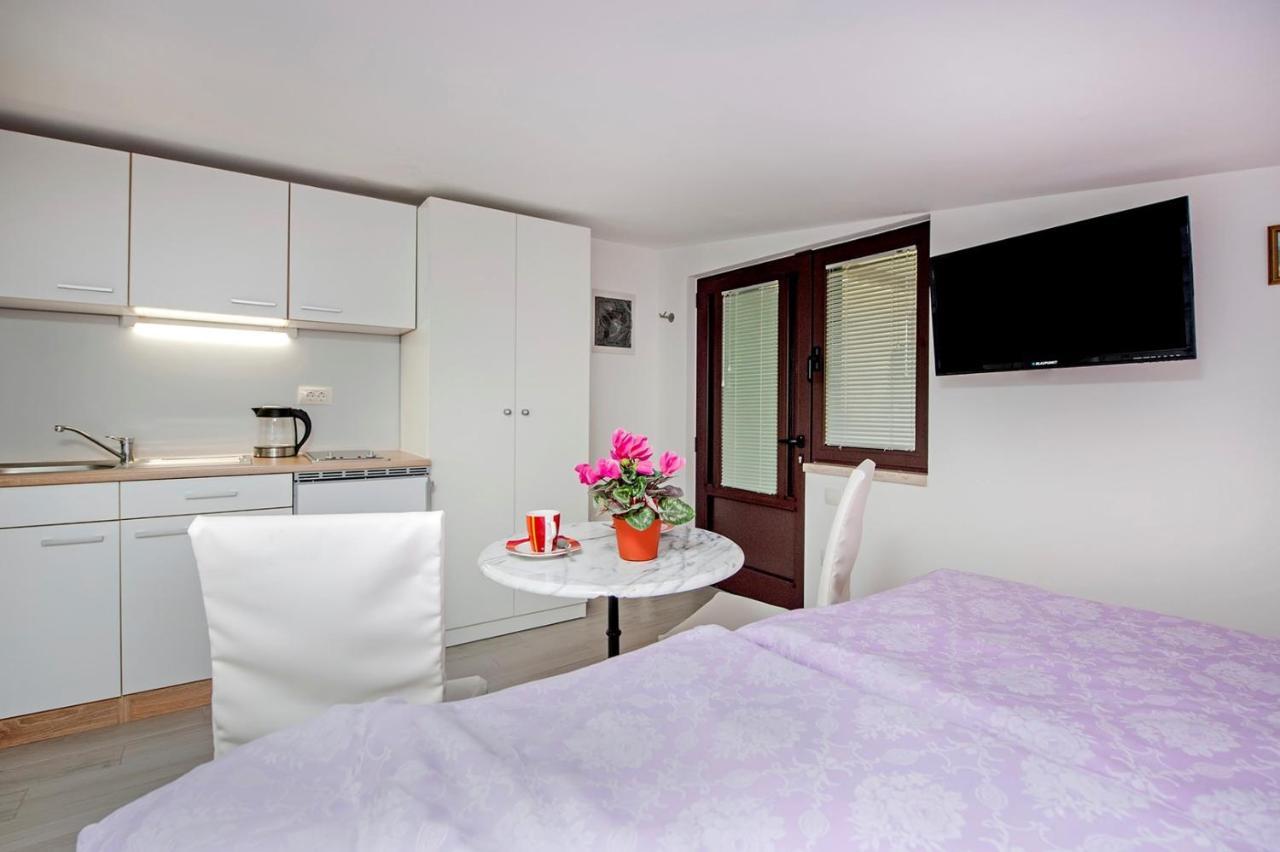 Keser Apartments Rovigno Esterno foto