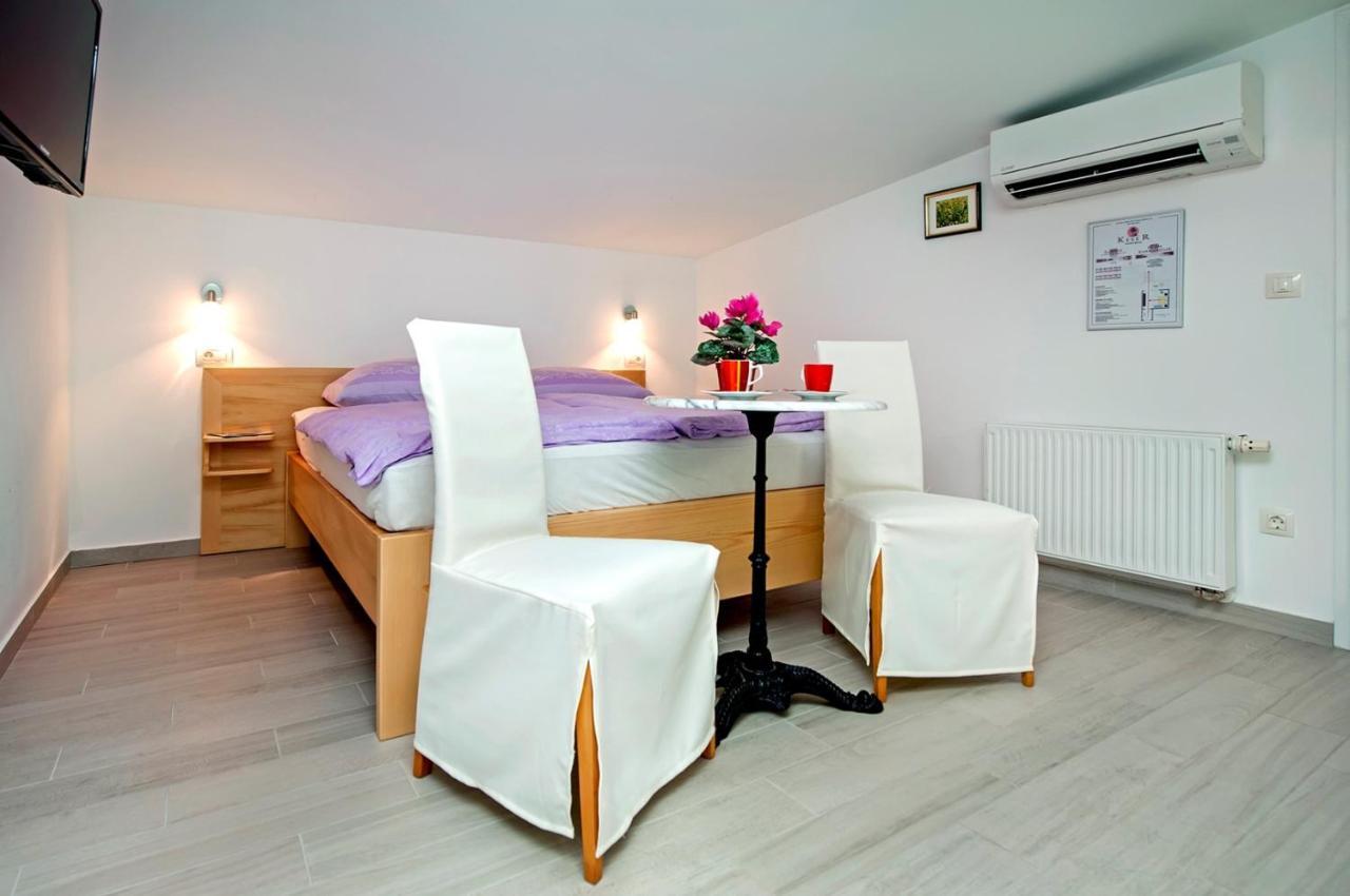 Keser Apartments Rovigno Esterno foto
