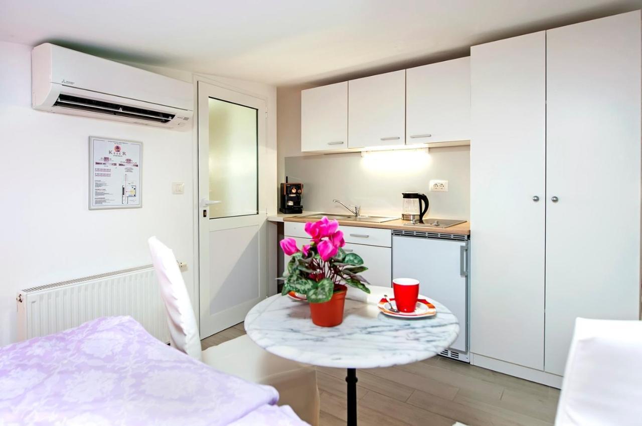 Keser Apartments Rovigno Esterno foto